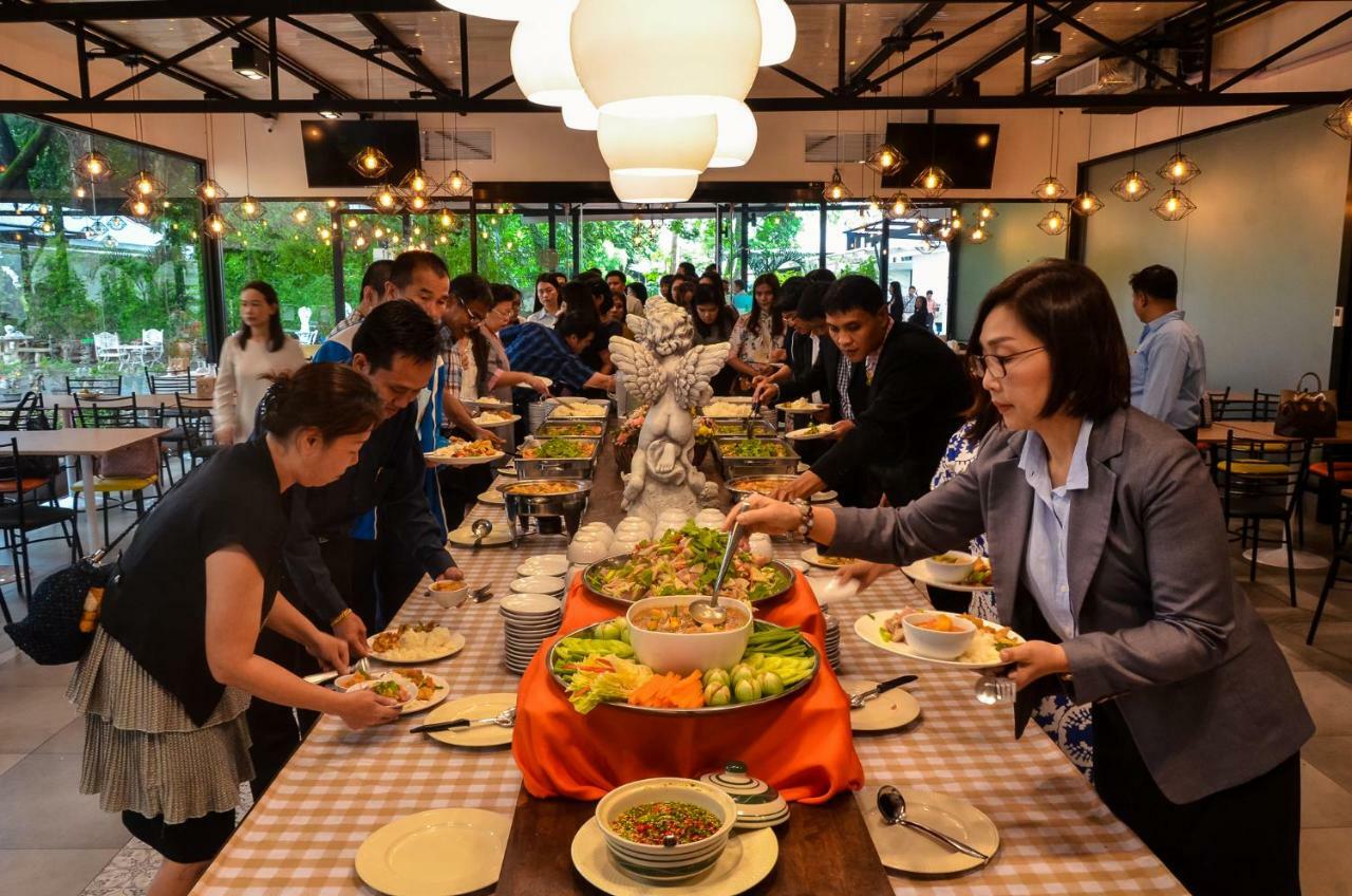 At Ruam Chok Hotel Chiang Mai Exterior foto