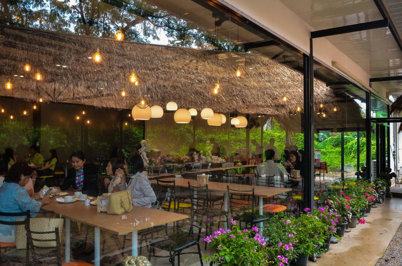 At Ruam Chok Hotel Chiang Mai Exterior foto
