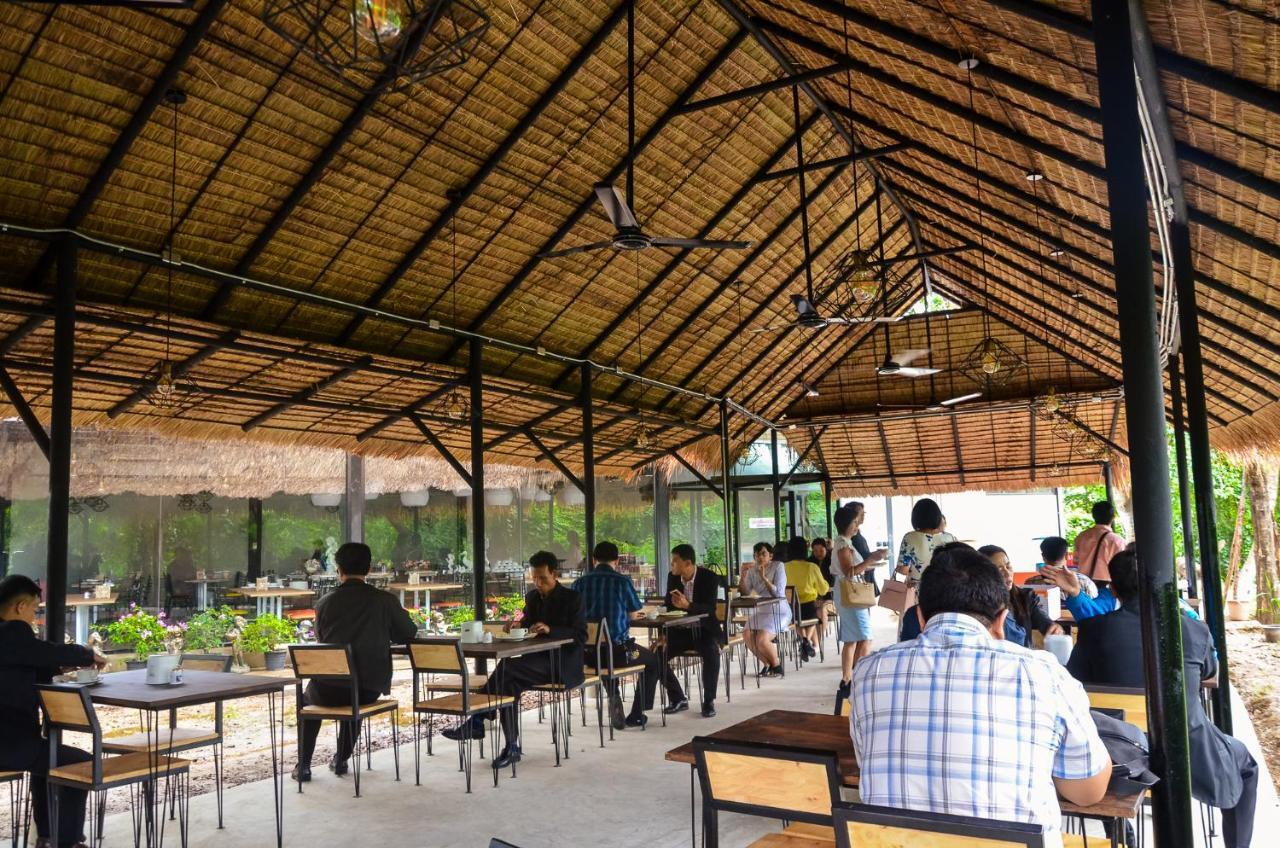 At Ruam Chok Hotel Chiang Mai Exterior foto